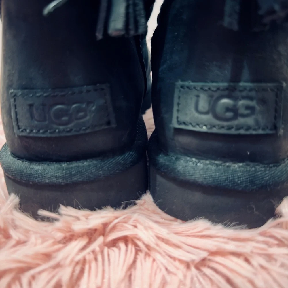 UGG CLASSIC SHORT KRISTABELLE‎ BLACK SUEDE SHEARLING LINE LACE TASSEL BOOTS US 8